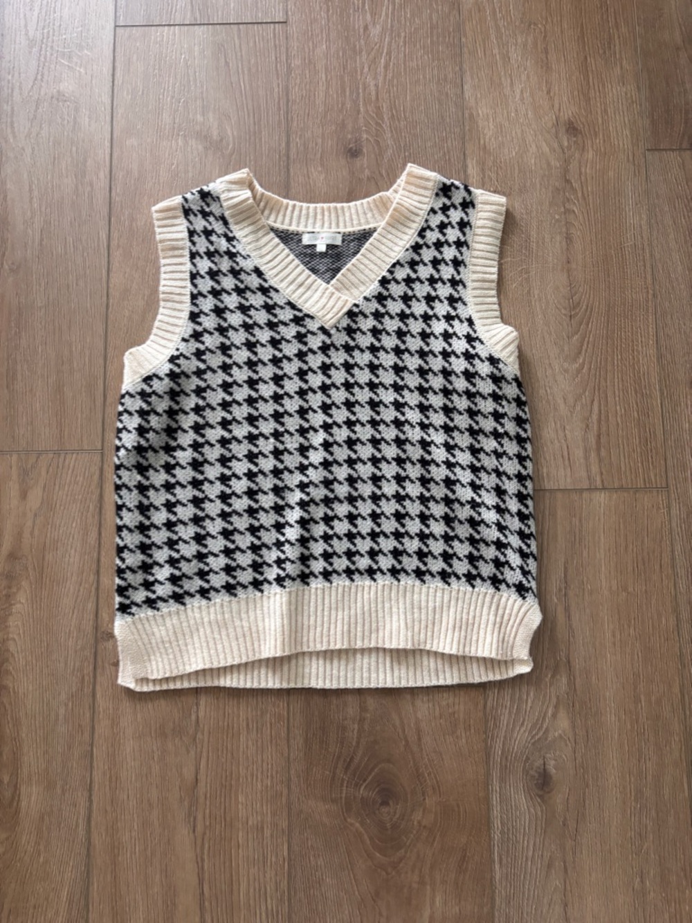 Small Houndstooth Knit V-Neck Sweater Vest in Cream and Black
